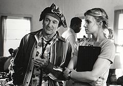 Movie Still, Robin Williams and Monica Potter in Patch Adams, Festivale film review; patchadams1.jpg - 12316 Bytes