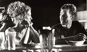 Movie still, Jenna Elfman and Matthew McConaughey in EDtv, Festivale film reviews section; edtv2.jpg - 8727 Bytes