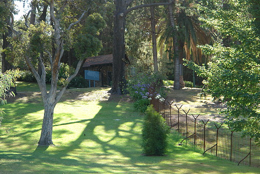 Royal Botanic Gardens Melbourne, Lych Gate and Huntingfield Lawn (c) Ali Kayn 2009; 520x347