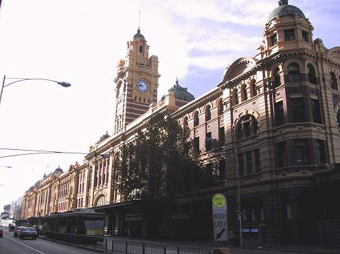 Flinders Street Station, Melbourne; photograph Ali Kayn (c) 2001; 495x371