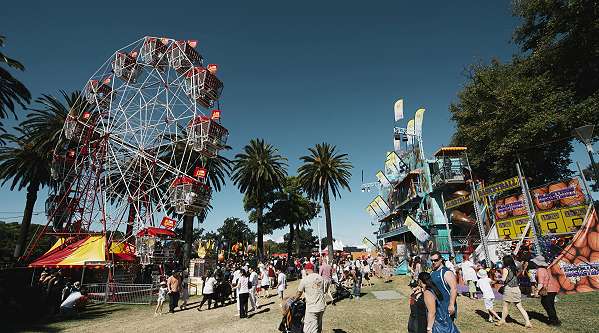 photo, Melbourne's Moomba Festival; 599x333