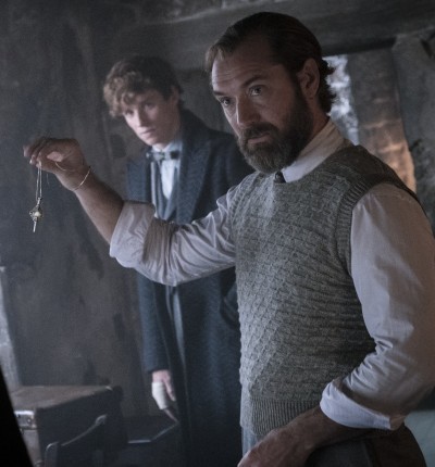 Jude Law and Eddie Remayne in Fantastic Beasts The Secrets of Dumbledore (2022); (c) 2022 Warner Bros;400x430