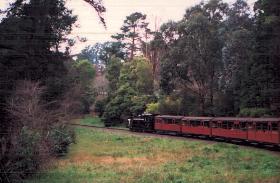 Puffing Billy takes a turn: Steam train in Dandenongs; Victoria, Australia; puffy07b.jpg - 12913 Bytes